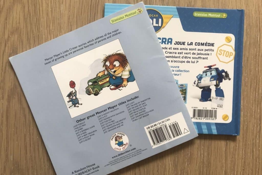 Les étiquettes autocollantes servent à marquer les fournitures scolaires comme les livres