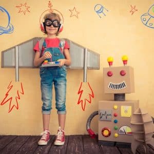 Enfant déguisé pour jouer