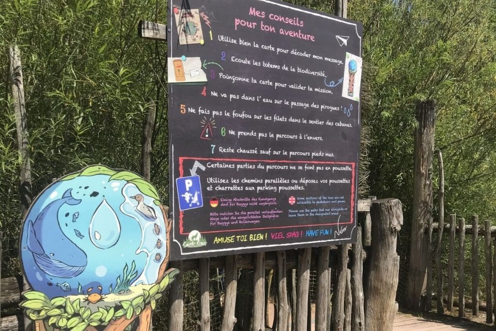 Totem à l'entrée du premier défi du Voyage de Néo au Parc animalier de Sainte-Croix