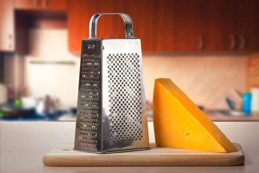 pour râper de l'emmental enceinte, la râpe à fromage est un ustensile indispensable 