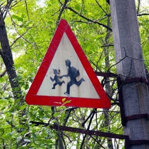 Panneau de signaler le passage des enfants sur la route