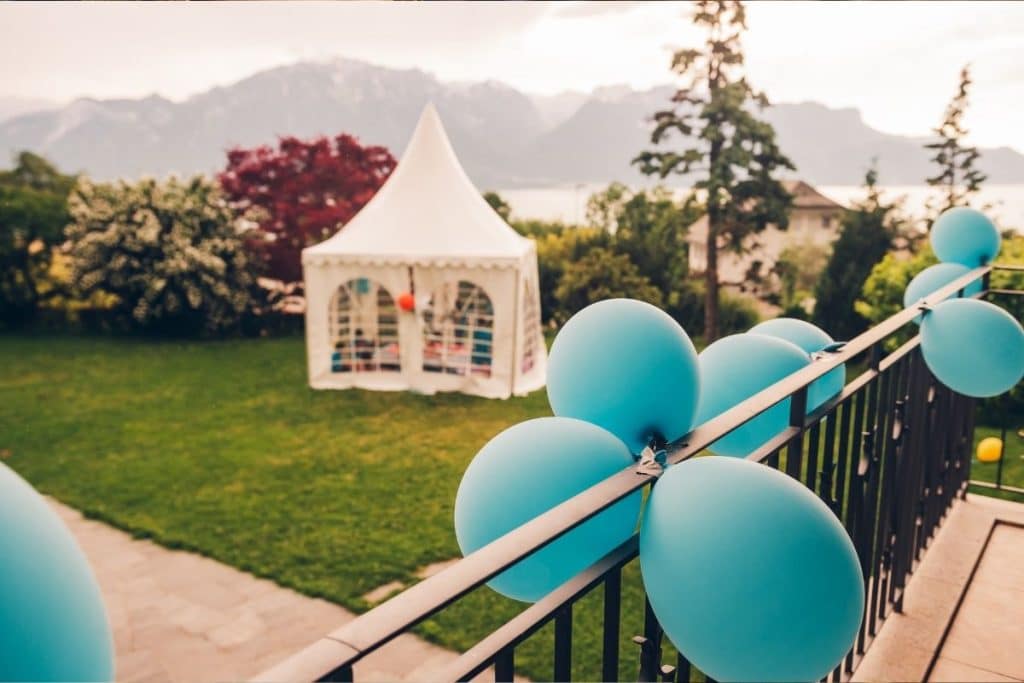 Pour organiser un anniversaire en extérieur, le chapiteau de réception est une solution intéressante 