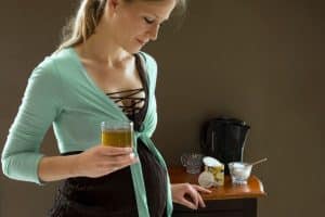 Femme enceinte buvant du thé