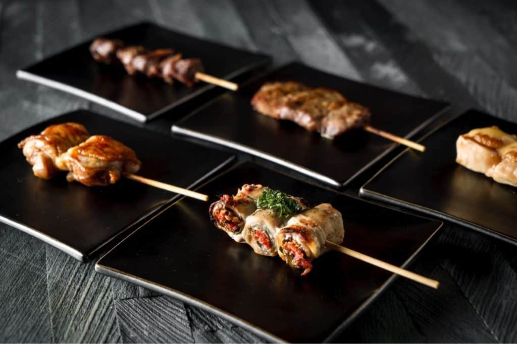 Les brochettes, une solution plus sûre pour manger au restaurant japonais enceinte
