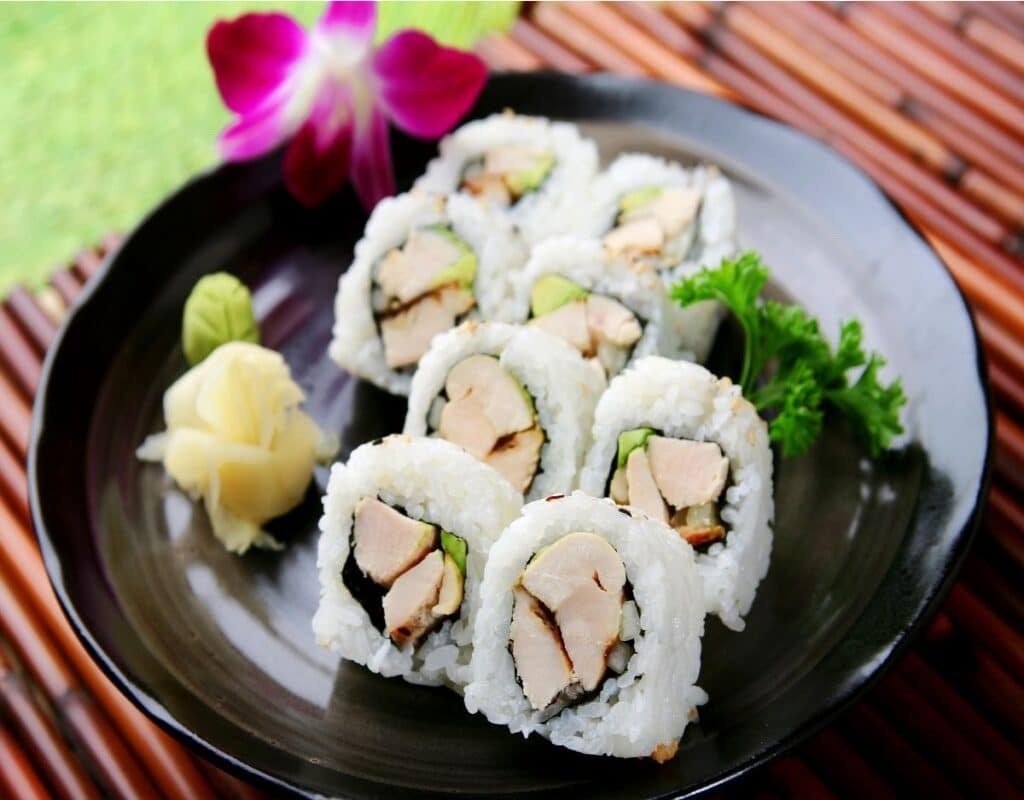 Les california roll au poulet, une alternative pour manger des sushis enceinte
