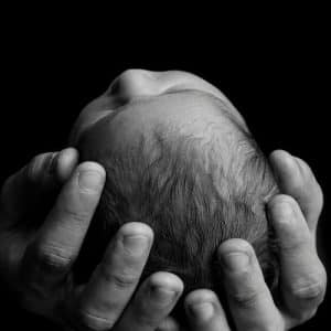 Nouveau-né dans les mains de son père