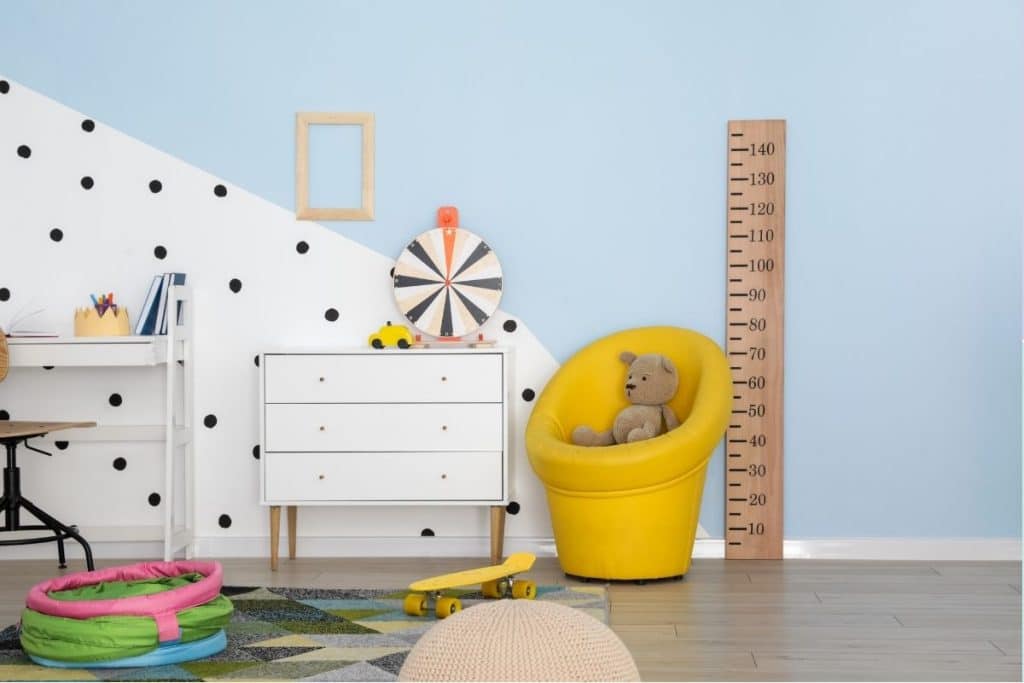 Toise en bois posée sur un mur