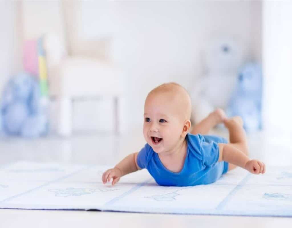 bébé sur un tapis d'éveil