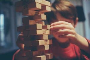 Le Jenga, un jeu pour travailler la dextérité