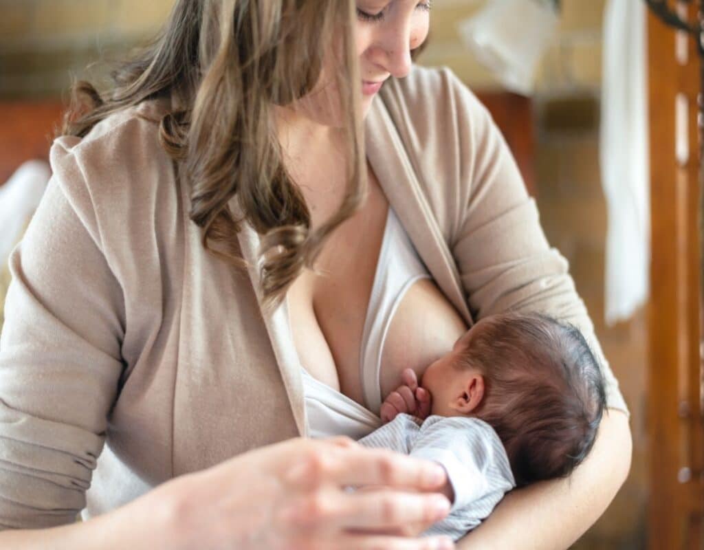 Maman allaitante utilisant un soutien-gorge d'allaitement
