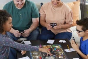 Famille jouant au Cluedo