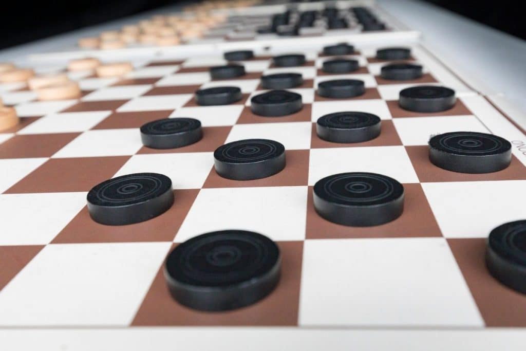 Damier et pions du jeu de dames