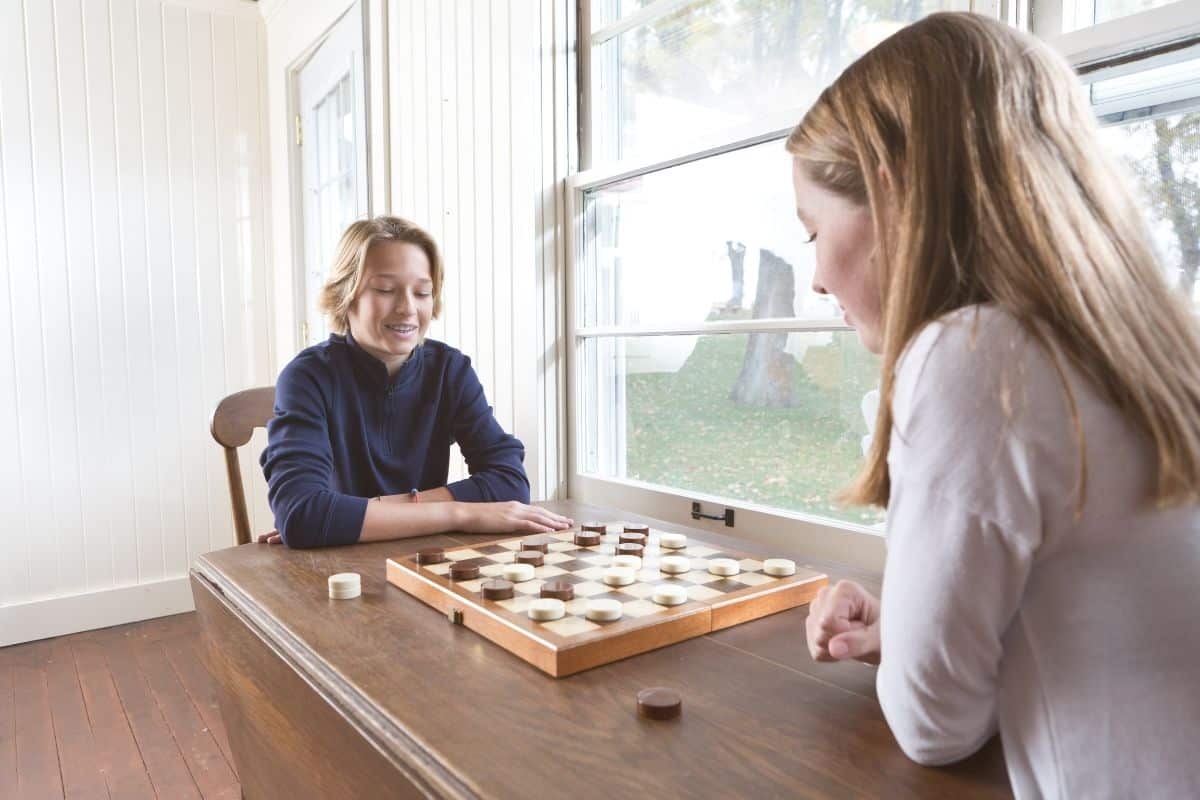 Enfants jouant au jeu de dames