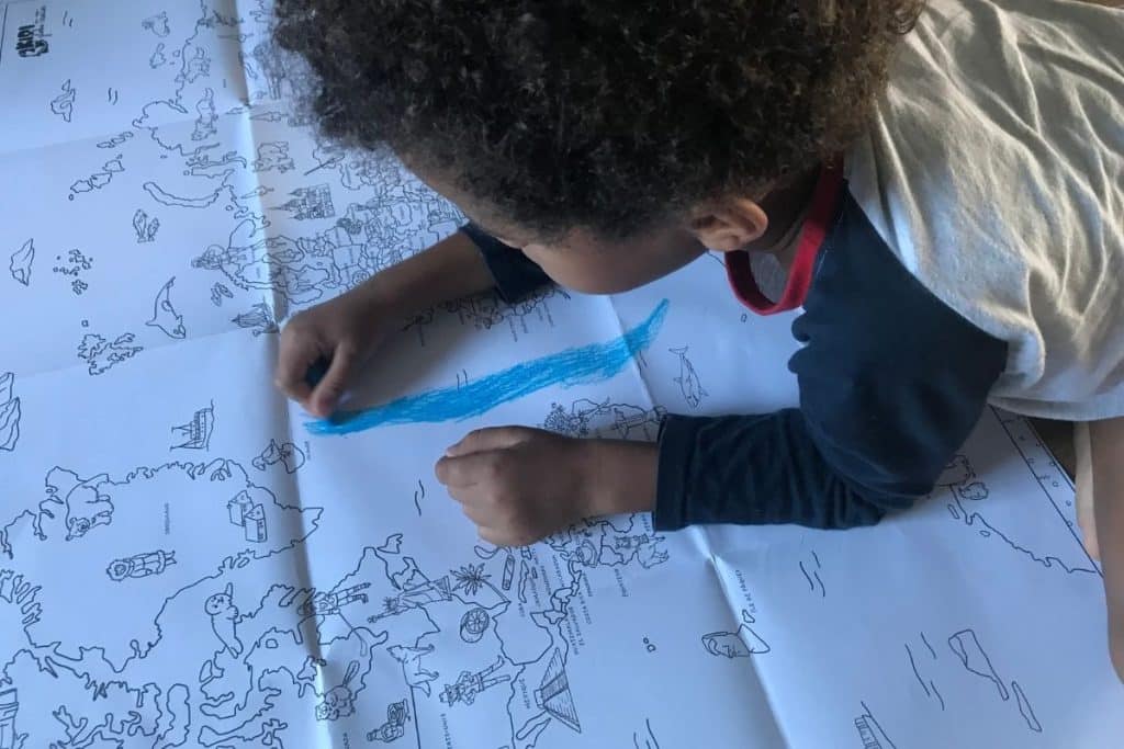 Stanislas en train de colorier les océans