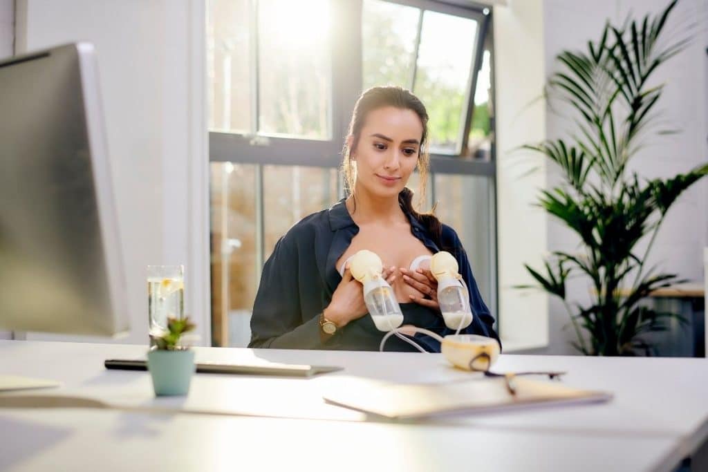 Maman utilisant un tire-lait électrique