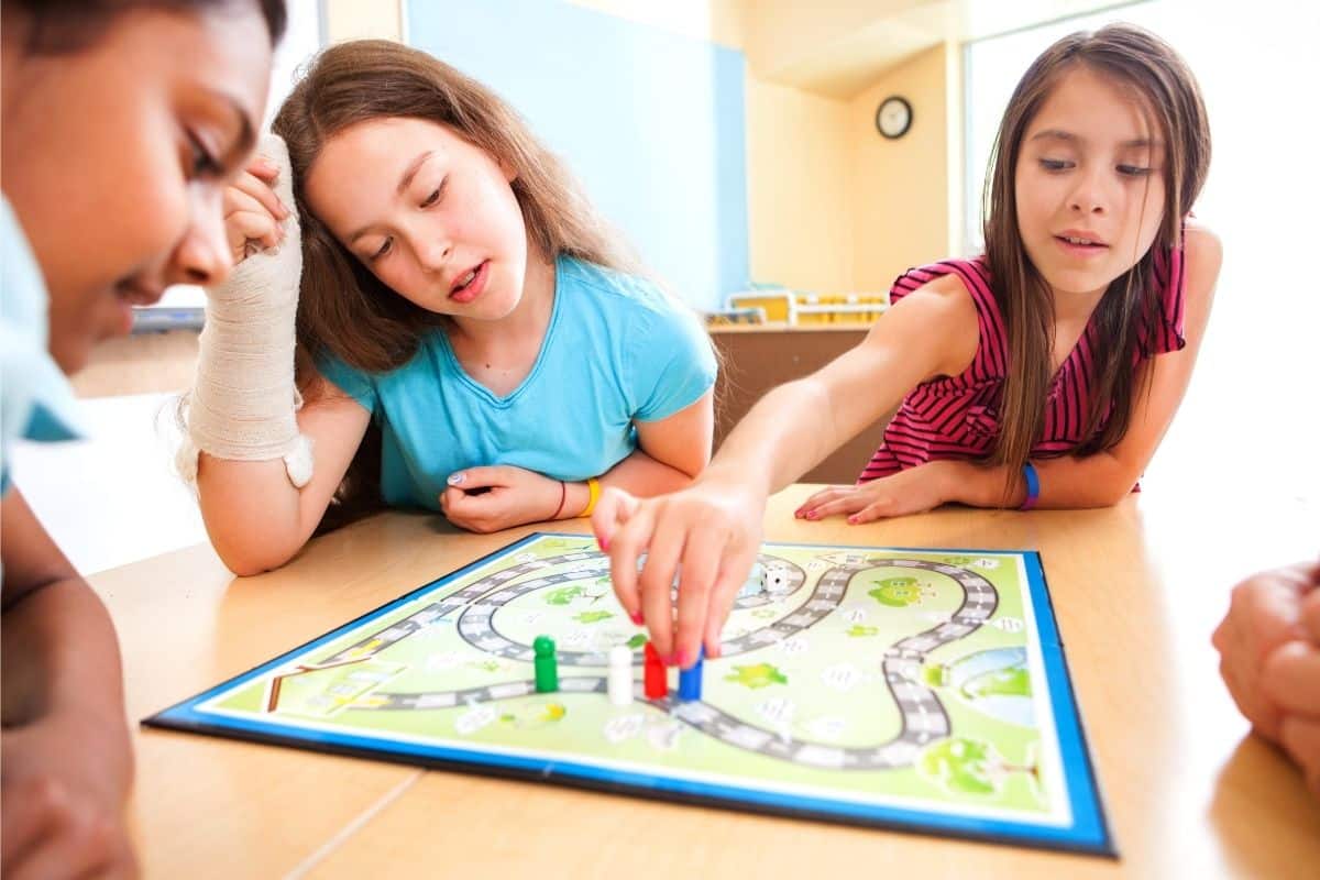 Enfants jouant à un jeu de société