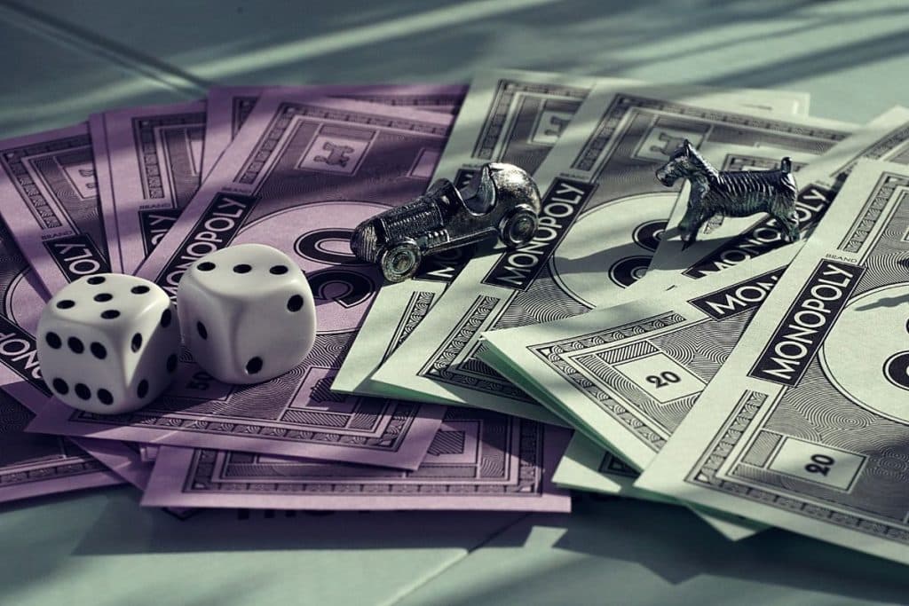 Pions et billets de banque au Monopoly