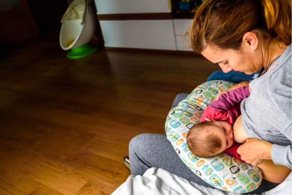 Le coussin d'allaitement, un accessoire pour allaiter confortablement