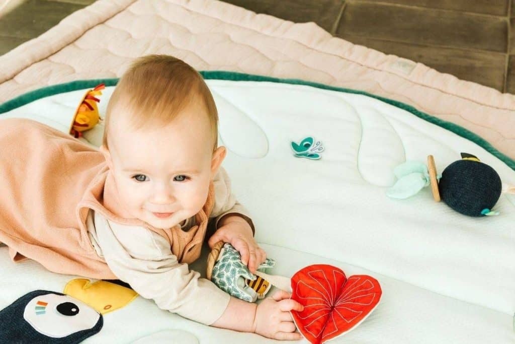 Bébé sur le tapis d'éveil Jungle de la marque Lilliputiens