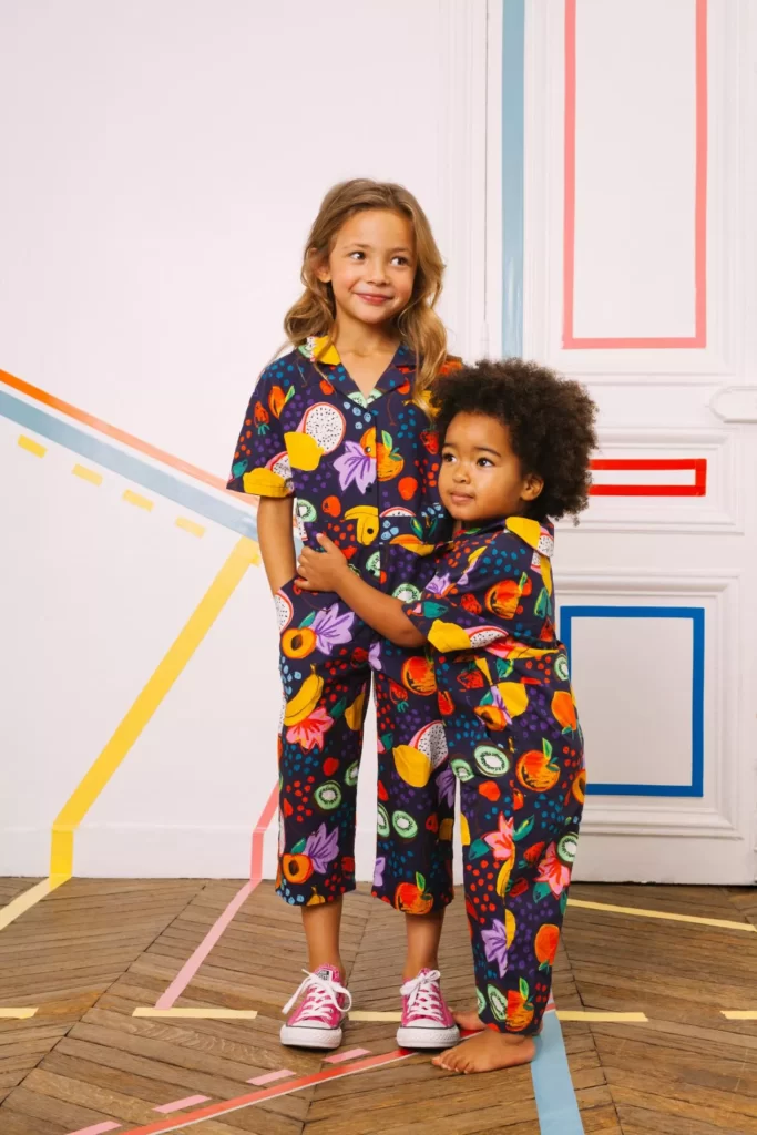 Enfants habillés de combinaisons Catimini