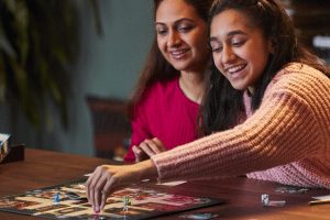 Fille et mère en train de jouer à un jeu de société comme le Cluedo