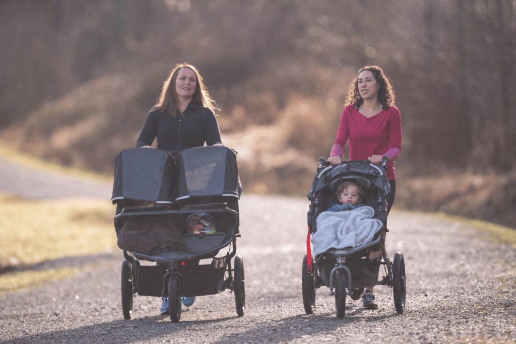 Mamans promenant leurs bébés en poussette