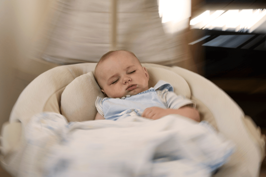 Bébé endormi dans sa balancelle