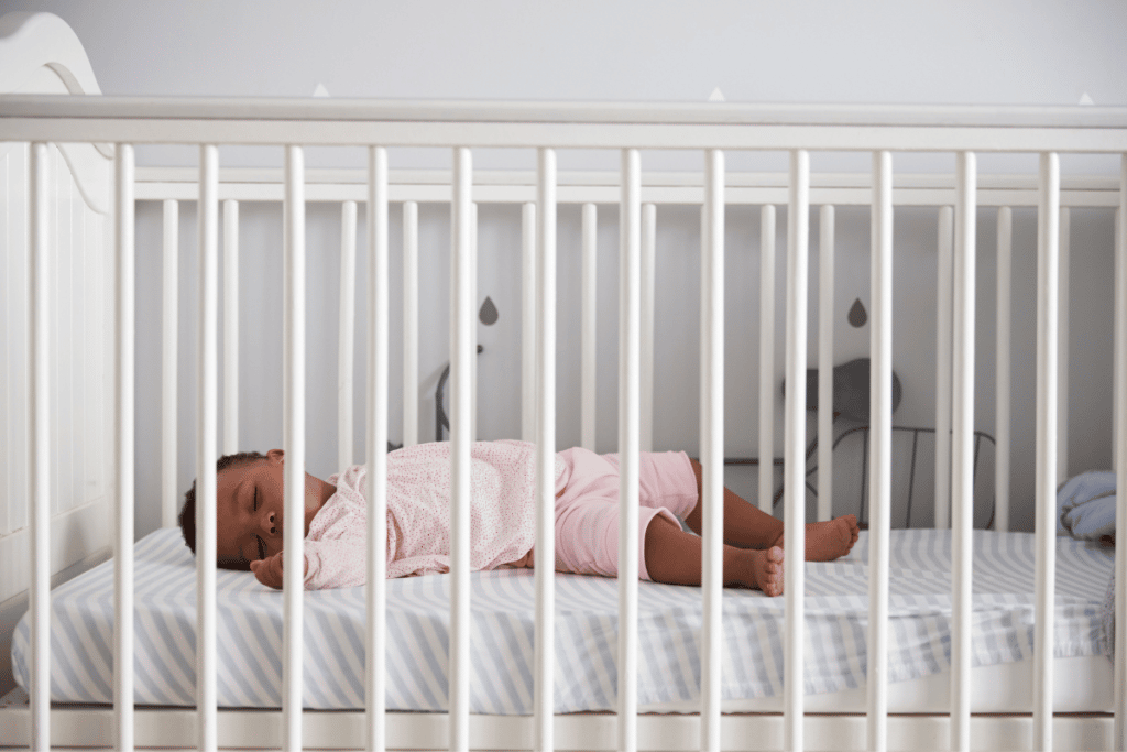 Bébé endormi dans un lit à barreaux
