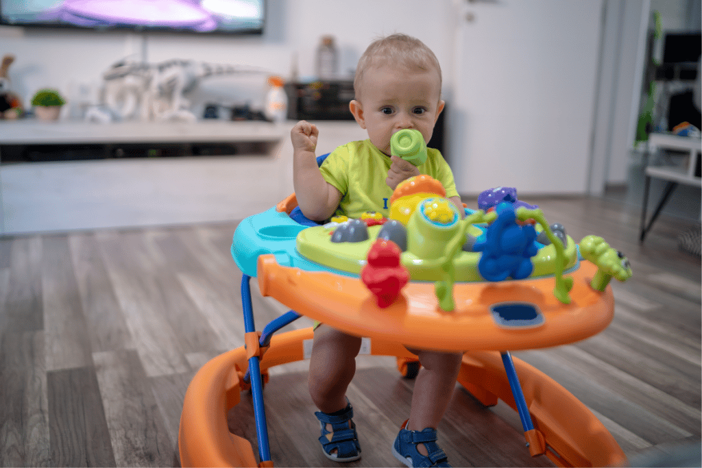 Le chariot d'activités, un des accessoires pour l'éveil de bébé