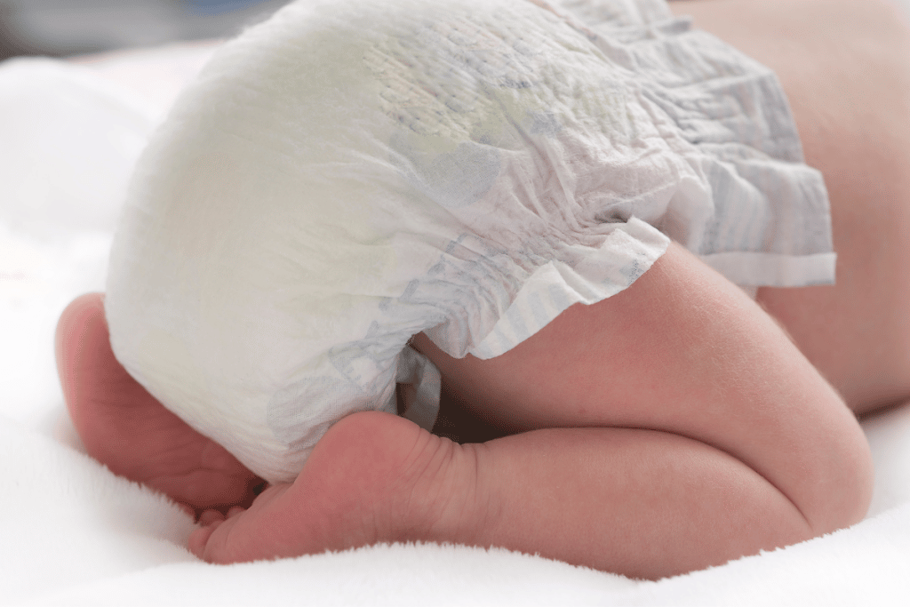 Les volants de la couche doivent bien recouvrir les hanches de bébé