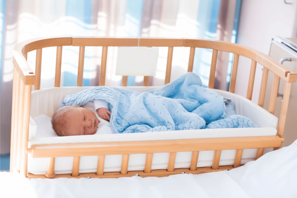 Bébé endormi dans un lit cododo