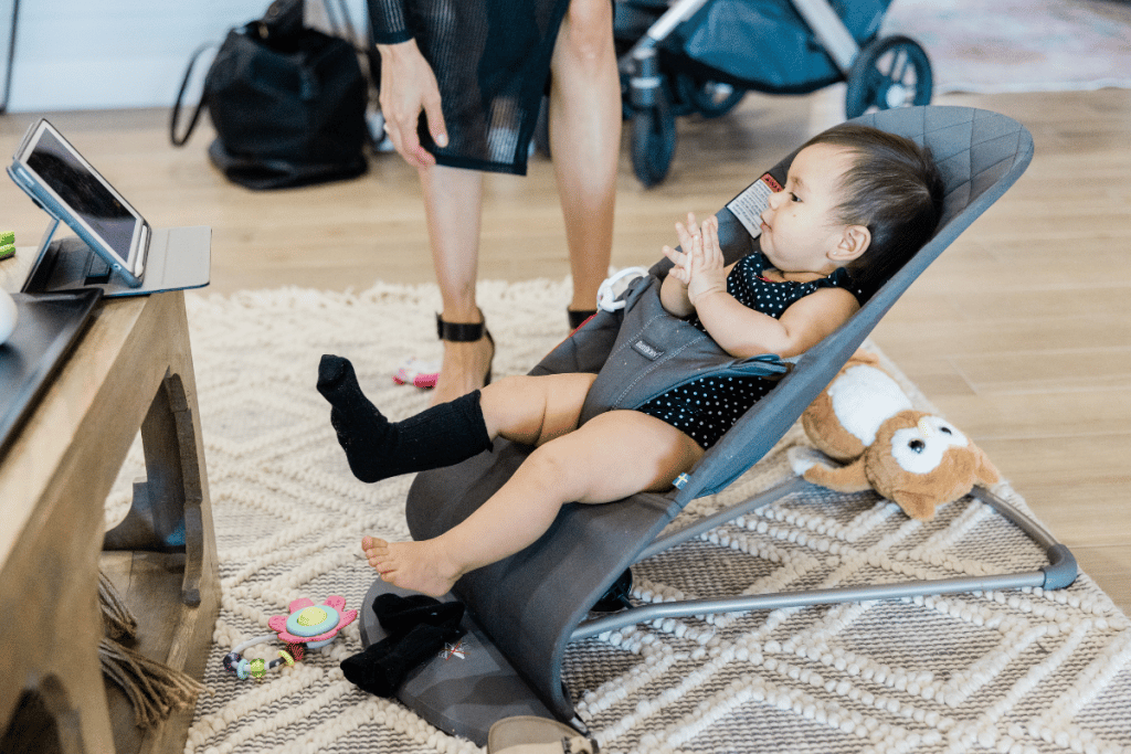 Le transat compte parmi les meilleurs accessoires pour l'éveil de bébé.