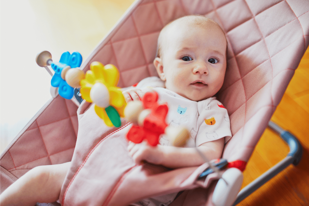 bébé dans son transat avec arche