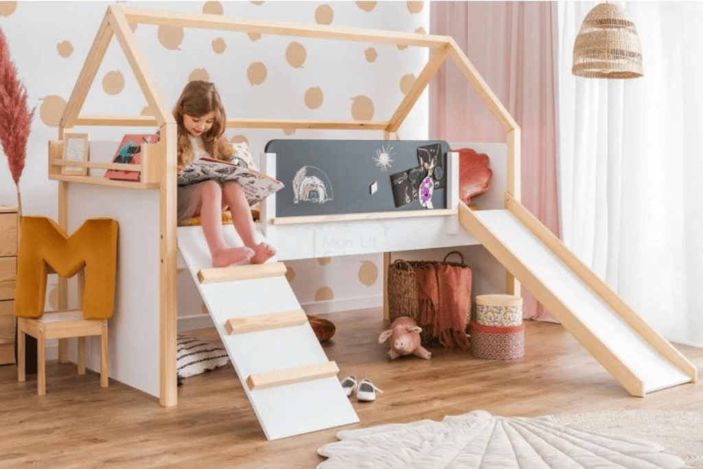 modèle de lit avec un toboggan