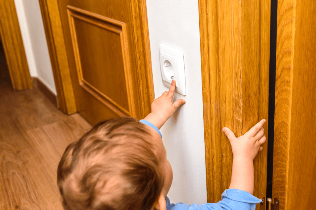enfant touchant une prise électrique