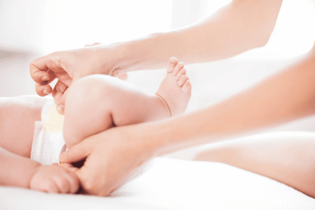 bébé en train d'être changé