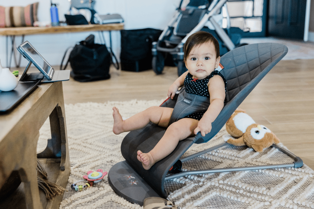 bébé dans son transat