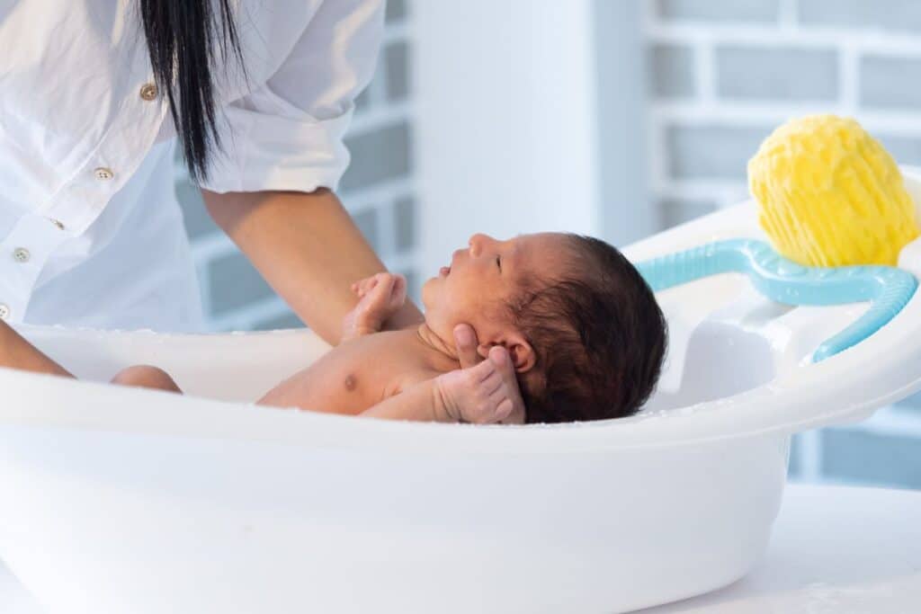 Bébé dans une baignoire bébé
