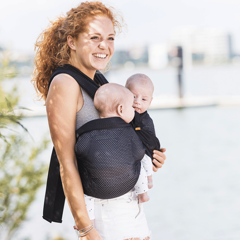 Jumeaux installés dans un porte-bébé double