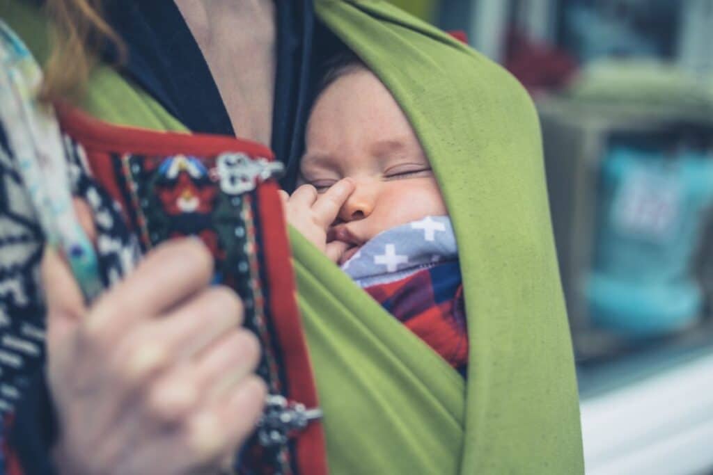 Bébé porté dans une écharpe