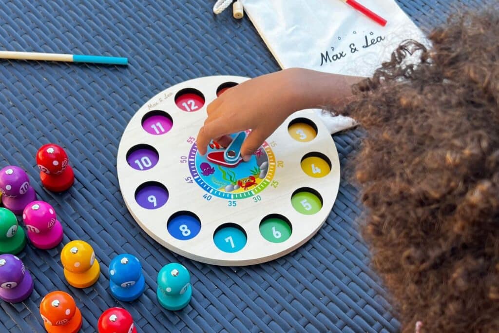 La clockboard de Max & Léa, un jeu pour apprendre à lire l'heure