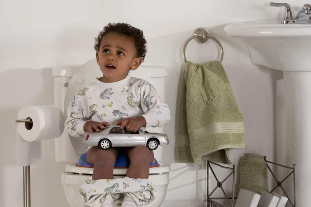 Bébé sur un réducteur de toilettes