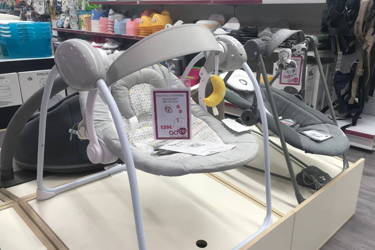 Balancelles bébé dans un magasin de puériculture