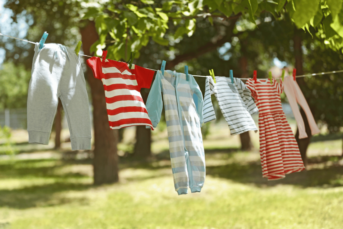 linge de bébé et tout-petit étendu pour sécher au vent