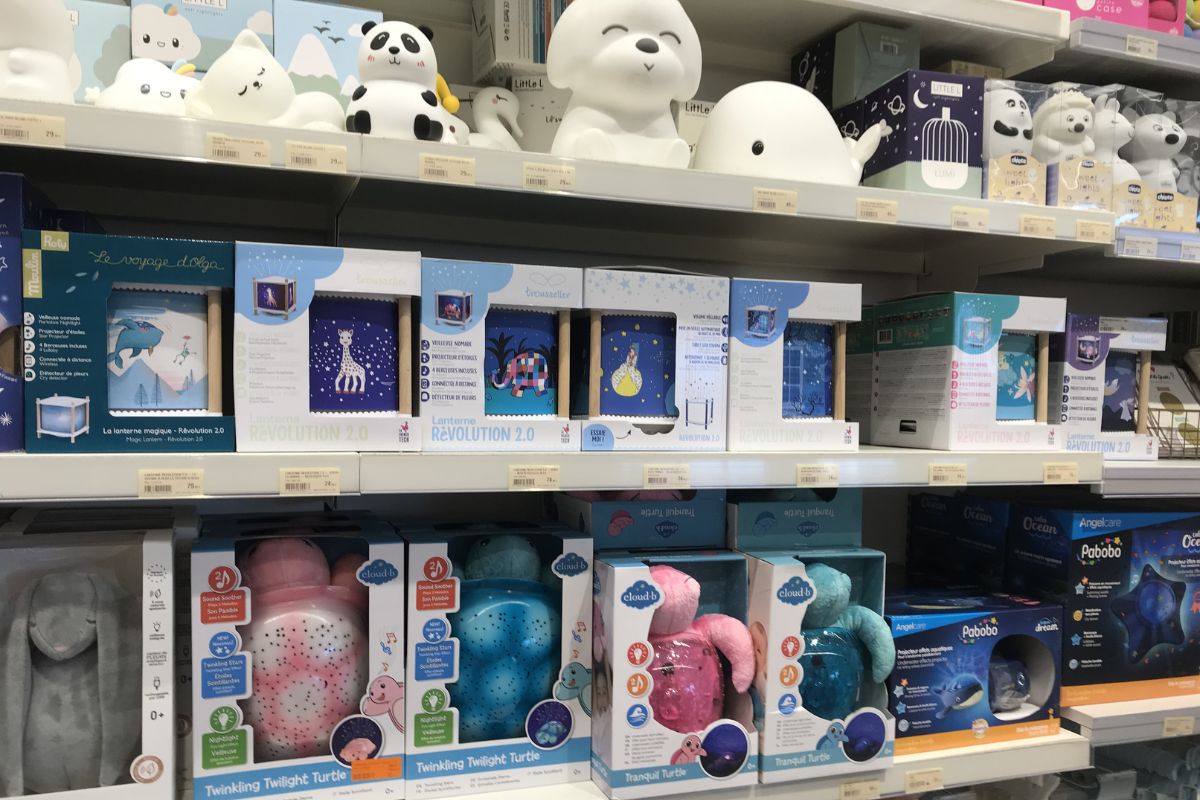 Différents modèles de veilleuses dans un magasin de puériculture