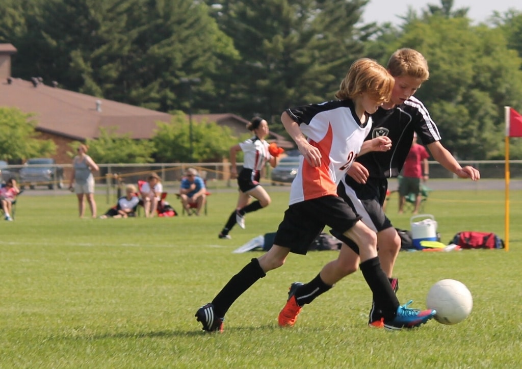 Enfant jouant au football