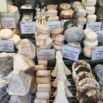 Fromages au lait cru sur un étale parisien