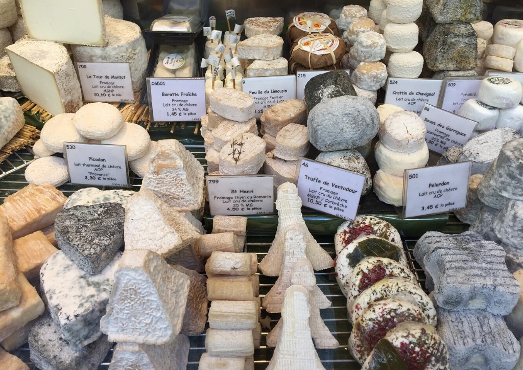 Fromages au lait cru sur un étale parisien