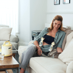 Maman utilisant un tire-lait à double pompage