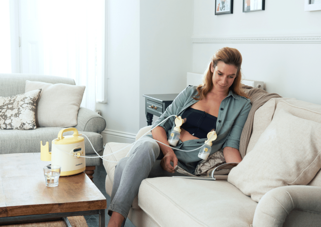 Maman utilisant un tire-lait à double pompage